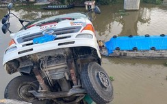 Kênh Nguyễn Văn Tiếp cấm tàu vì cầu sập, đóng luồng sông Vàm Cỏ Tây