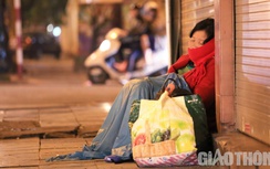 Người vô gia cư co ro trong đêm lạnh đầu mùa ở Hà Nội
