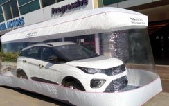 Bọc ô tô trong bóng nhựa khổng lồ giao cho khách để tránh Corona