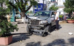 Du khách hú vía khi xe 7 chỗ lao vào điểm tham quan ở Nha Trang