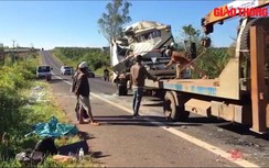 Video TNGT 5/12: Xe thư báo tông vào đuôi xe tải đang đỗ, 1 người tử vong
