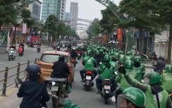 Hàng trăm tài xế GrabBike dàn hàng "diễu phố", bóp còi inh ỏi gây mất ATGT