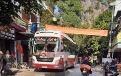 Lạng Sơn: Xe khách gây tai nạn liên hoàn khi đổ đèo, 1 người tử vong