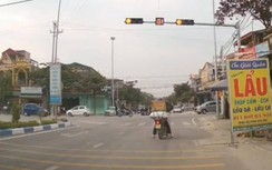 Video: Vượt đèn đỏ, 2 thanh niên tông trúng đuôi ô tô con