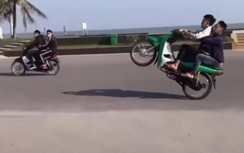 Hàng chục thanh niên đầu trần đi xe máy thi nhau bốc đầu ở Sầm Sơn
