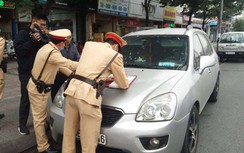 CSGT Hà Nội dán niêm phong và phạt "nguội" ô tô đỗ dừng sai quy định