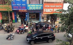Ô tô mất lái lao lên vỉa hè, tông sập cửa văn phòng nhà đất ở Uông Bí