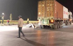 Video TNGT ngày 10/12: Nam thanh niên bị xe container cán qua người tử vong