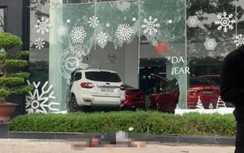 Nữ tài xế mất lái tông vỡ kính một cửa hàng, 1 người tử vong