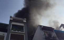 Cháy căn nhà ở Q.3, TP.HCM, khói đen bốc lên dữ dội, nhiều người tháo chạy