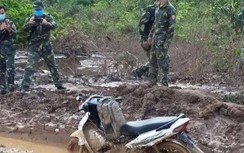Bị bao vây, 1 người Lào trốn truy nã bỏ cả xe và ba lô 8kg ma túy tháo chạy