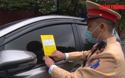 Video: Cận cảnh CSGT dán thông báo phạt nguội xe dừng, đỗ trái phép