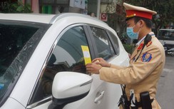 CSGT Hà Nội dán thông báo phạt "nguội" 11 ô tô vi phạm đỗ dừng