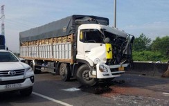 Video TNGT 18/12: Tài xế xe tải tử vong sau cú tông vào đuôi xe container