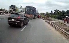 Vượt ẩu cắt ngang xe đầu kéo, ô tô Mazda CX5 bị kéo rê trên Quốc lộ 18