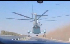 Video: Trực thăng Z-8 của Trung Quốc gây sốc khi bay sát mặt đường cao tốc