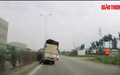 Video: Xin vượt bất thành, lái xe tạt đầu xe tải khiến nhiều người thót tim