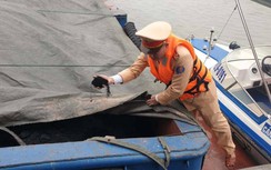 CSGT bắt tàu hết đăng kiểm chở 400 tấn than không hoá đơn trên sông Hồng