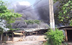 Nữ chủ xưởng ngất xỉu khi xưởng gỗ hàng trăm m2 bốc cháy dữ dội
