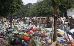 Sát Tết Dương, nhiều đường phố Thủ đô lại ngập trong rác thải