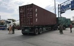 Video TNGT 5/1: Người phụ nữ đi xe đạp tử vong sau va chạm với xe container