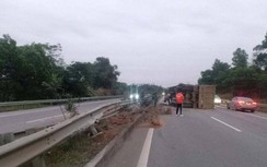 Xe tải tông dải phân cách lật nghiêng trên cao tốc Nội Bài - Lào Cai