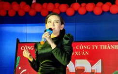 Nữ ca sĩ Phi Nhung đằm thắm, hát liền chục bài tặng khán giả Bình Định