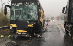 Hàng chục hành khách hoảng loạn vì xe gặp nạn trên cao tốc Nội Bài- Lào Cai