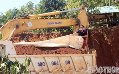 Đắk Nông: Nhà thầu lén lút “trộm đất” đổ thi công đường