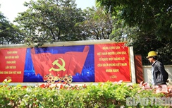 Đường phố Hà Nội rợp cờ hoa trước thềm Đại hội XIII của Đảng