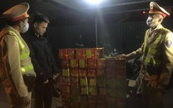 Thanh niên thuê xe bán tải chở 139 hộp pháo nổ bị CSGT Hà Nội bắt giữ