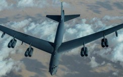 Mỹ lập tức điều B-52 sau khi tên lửa Iran bắn rơi gần sát tàu sân bay