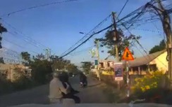 Video: Dàn cảnh cướp giật, 2 tên trộm bị tài xế ô tô truy đuổi như phim