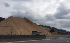 Vô tư tập kết bãi cát “khổng lồ” mất ATGT ngay hành lang QL1 Khánh Hòa