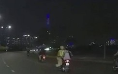 Xôn xao clip CSGT bị đôi nam nữ đi xe máy kéo lê trên đường ở TP Thủ Đức