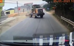 Video: Máy xúc sang đường ẩu, nam thanh niên đi xe tốc độ lao vào bãi đất