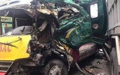 Nghệ An: Xe tải vượt ẩu đấu đầu xe buýt, 4 hành khách nhập viện
