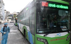 Covid-19 lan rộng, Hà Nội phun khử trùng toàn bộ nhà chờ, xe buýt nhanh BRT