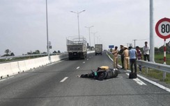 Chạy ngược chiều trên Lộ Tẻ-Rạch Sỏi, người phụ nữ va chạm xe tải tử vong