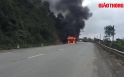 Video: Ô tô chở 10 tấn gỗ dăm bốc cháy dữ dội trên QL9