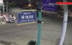 Video: Tông trúng trụ bê tông giữa ngã tư, nam thanh niên nằm bất động
