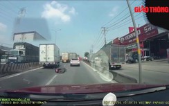 Video: Thanh niên đi xe máy vào đường cấm, bất động sau khi tông đuôi ô tô