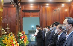 Lãnh đạo Bộ GTVT dâng hương Chủ tịch Hồ Chí Minh nhân ngày thành lập Đảng