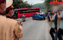 Video: Xe khách lấn làn tông trực diện xe con, tài xế bị thương nặng