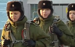 Video: Các nữ học viên quân sự Nga thách thức bầu trời