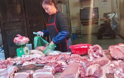 Rau củ quả rẻ như cho, thịt lợn giá giảm dần đều ngày cận Tết