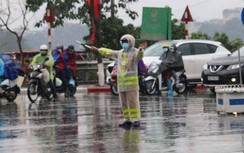CSGT Hà Nội phân luồng giao thông dưới mưa sáng 28 Tết Tân Sửu