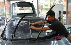 Lệnh cách ly xã hội gây khó cho nghề dán kính ô tô ở Malaysia