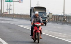 Đi xe máy chúc Tết vào nhầm đường trên cao ra cầu Thăng Long có bị phạt?