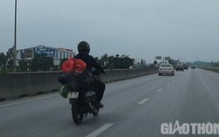 Ngại đi ô tô khách, nhiều người "cưỡi" xe máy trở lại Hà Nội sau nghỉ Tết